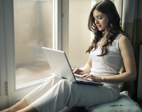 Kvinde slapper af og handler på nettet